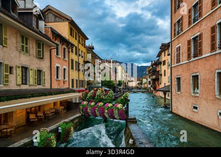 Canal de la vieille ville d'Annecy au coucher du soleil en France Banque D'Images