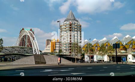 Rotterdam, pays-Bas - 22 août 2018 - architecture moderne à rotterdam avec des maisons cubiques et un bâtiment de crayon. Banque D'Images