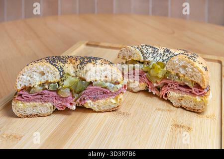 Sandwich aux légumes grillés avec fromage de chèvre, aubergines rôties et pesto à la roquette sur pain à l'ail Banque D'Images