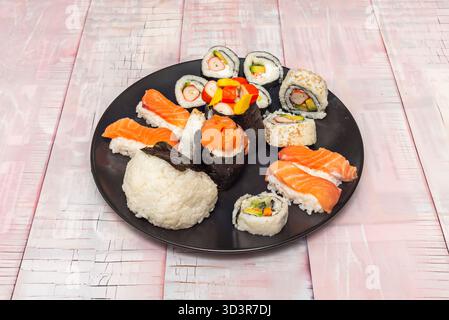 IKA Squid nigiri avec une fine tranche de calmar blanc sur riz avec une touche de wasabi entre les couches. Banque D'Images