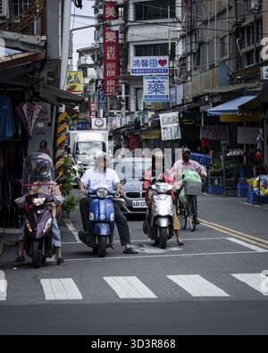 Taipei, Taiwan - 25 mai 2023 : vue sur une scène de rue animée avec des scooters et des voitures au milieu des ruelles étroites et animées de Taipei, bordées de bâtiments Banque D'Images