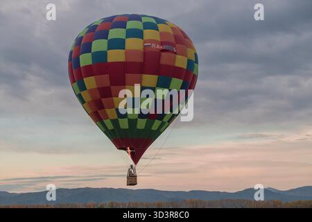 BELOKURIKHA, RUSSIE - 19 SEPTEMBRE 2025 : montgolfière en vol un matin nuageux tôt de septembre. Le Krai de l'Altaï Banque D'Images
