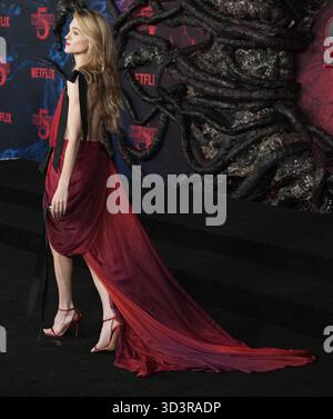 Los Angeles, États-Unis. 06 novembre 2025. Natalia Dyer arrive à la première mondiale de Netflix's STRANGER THINGS Season 5 qui se tient au TCL Chinese Theatre à Hollywood, CA le jeudi 6 novembre 2025. (Photo de Sthanlee B. Mirador/Sipa USA) crédit : Sipa USA/Alamy Live News Banque D'Images