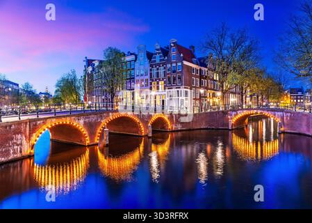 Amsterdam, pays-Bas. Le canal Keizersgracht (Empereur) et les ponts au coucher du soleil. Banque D'Images