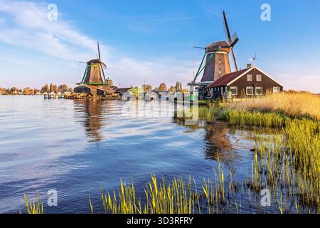 Village de Zaanse Schans, pays-Bas. Moulin à vent hollandais et maison traditionnelle au lever du soleil. Banque D'Images