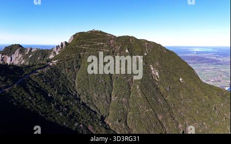 Ein Herbsttag am Herzogstand hoch über dem Walchensee Landkreis Bad Tölz-Wolfratshausen hier der Blick auf den ZickZack, Serpentinen Weg zum Gipfel des Herzogstand, oben in der Mitte der Pavilion, wandern, Bergsteigen, Ausblick, Panorama, Tourismus, Münchner Wanderberge, Tagesausflug, Wandertipp, Tagesausflug, Münchner Hausberge *** un jour d'automne à la Herzogstand au-dessus du Walchensee dans le quartier de Bad Tölz Wolfratshausen Voici la vue du zigzag, chemin serpentin vers le sommet de la Herzogstand, au sommet au milieu du pavillon, randonnée, alpinisme, vue, panorama, à Banque D'Images