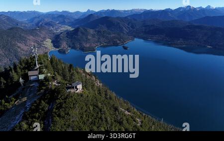 Ein Herbsttag am Herzogstand hoch über dem Walchensee Landkreis Bad Tölz-Wolfratshausen hier der Blick auf die Wetterstation der Fahrenberg Kapelle und darunter der Walchensee mit der Herzogstandbahn , links die Jachenau, wandern, Bergsteigen, Ausblick, panorama, Tourismus, Münchner Wanderberge, Tagesausflug, Wandertipp, Tagesausflug, Münchner Hausberge *** une journée d'automne à la Herzogstand au-dessus de Walchensee dans le quartier de Bad Tölz Wolfratshausen Voici la vue de la station météo de la chapelle Fahrenberg et en dessous de elle la Walchensee avec la Herzogstandbahn, à gauche le Jachen Banque D'Images