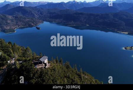 Ein Herbsttag am Herzogstand hoch über dem Walchensee Landkreis Bad Tölz-Wolfratshausen hier der Blick auf die Wetterstation der Fahrenberg Kapelle und Darunter der Walchensee mit dem Karwendel Gebirge im Hintergrund, wandern, Bergsteigen, Ausblick, Panorama, Tourismus, Münchner Wanderberge, Tagesausflug, Wandertipp, Tagesausflug, Münchner Hausberge *** une journée d'automne à la Herzogstand au-dessus du Walchensee dans le quartier de Bad Tölz Wolfratshausen Voici la vue de la station météorologique de la chapelle Fahrenberg et en dessous le Walchensee avec les montagnes Karwendel en arrière-plan, randonnée, mou Banque D'Images