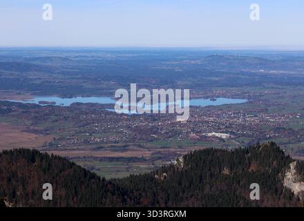 Ein Herbsttag am Herzogstand hoch über dem Walchensee Landkreis Bad Tölz-Wolfratshausen hier der Blick auf Murnau und dem Staffelsee, wandern, Bergsteigen, Ausblick, Panorama, Tourismus, Münchner Wanderberge, Tagesausflug, Wandertipp, Tagesausflug, Münchner Hausberge *** une journée d'automne à la Herzogstand au-dessus du Walchensee dans le quartier de Bad Tölz Wolfratshausen ici la vue de Murnau et le Staffelsee, randonnée, alpinisme, vue, panorama, tourisme, montagnes de randonnée Munichs, excursion d'une journée, astuce de randonnée, excursion d'une journée, Munichs montagnes locales Banque D'Images
