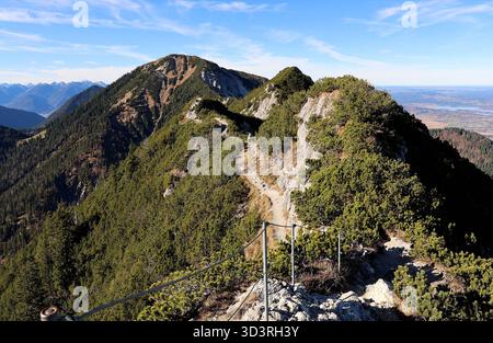 Ein Herbsttag am Herzogstand hoch über dem Walchensee Landkreis Bad Tölz-Wolfratshausen hier der Blick auf den Gratweg vom Herzogstand zum Heimgarten, ausgesetzt, Seilsicherung, wandern, Bergsteigen, Ausblick, Panorama, Tourismus, Münchner Wanderberge, Tagesausflug, Wandertipp, Tagesausflug, Münchner Hausberge *** une journée d'automne à la tribune Herzogstand au-dessus de Walchensee dans le quartier de Bad Tölz Wolfratshausen Voici la vue du sentier de crête de la tribune Herzogstand au Heimgarten, exposé, sécurité de corde, randonnée, alpinisme, vue, panorama, tourisme, Munich randonnée dans les montagnes, excursion d'une journée, h Banque D'Images