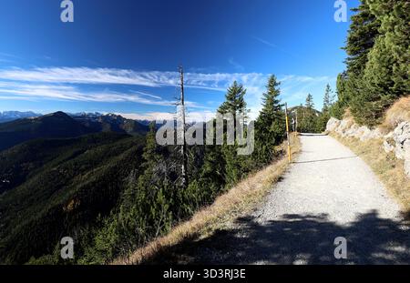 Ein Herbsttag am Herzogstand hoch über dem Walchensee Landkreis Bad Tölz-Wolfratshausen hier der Blick auf den Wanderweg von der Bergstation der Herzogstandbahn zum Gsthasu mit Blick auf das Estergebirge, wandern, Bergsteigen, Ausblick, Panorama, Tourismus, Münchner Wanderberge, Tagesausflug, Wandertipp, Tagesausflug, Münchner Hausberge *** une journée d'automne à la Herzogstand au-dessus du Walchensee dans le quartier de Bad Tölz Wolfratshausen Voici la vue du sentier de randonnée de la station de montagne de Herzogstandbahn au Gsthasu avec vue sur l'Estergebirge, randonnée, montagne Banque D'Images