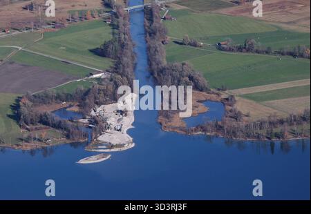 Ein Herbsttag am Herzogstand hoch über dem Walchensee Landkreis Bad Tölz-Wolfratshausen hier der Blick auf den Zulauf der Loisach in den Kochelsee, wandern, Bergsteigen, Ausblick, Panorama, Tourismus, Münchner Wanderberge, Tagesausflug, Wandertipp, Tagesausflug, Münchner Hausberge *** une journée d'automne à la Herzogstand au-dessus du Walchensee dans le quartier de Bad Tölz Wolfratshausen Voici la vue de l'afflux de la Loisach dans le Kochelsee, randonnée, alpinisme, vue, panorama, tourisme, randonnée dans les montagnes de Munich, excursion d'une journée, astuce de randonnée, excursion d'une journée, Munichs montagnes locales Banque D'Images