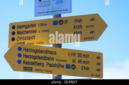 Ein Herbsttag am Herzogstand hoch über dem Walchensee Landkreis Bad Tölz-Wolfratshausen hier der Blick auf einen Wegweiser zum Heimgarten, Walchensee, Ohlstadt, Herzogstandhaus, Kesselberg, Wandern, Bergsteigen, Ausblick, Panorama, Tourismus, Münchner Wanderberge, Tagesausflug, Wandertipp, Tagesausflug, Münchner Hausberge *** un jour d'automne à Herzogstand au-dessus du quartier Walchensee de Bad Tölz Wolfratshausen Voici la vue d'un panneau indiquant le Heimgarten, Walchensee, Ohlstadt, Herzogstandhaus, Kesselberg, randonnée, alpinisme, vue, panorama, tourisme, Munich randonnée dans les montagnes, da Banque D'Images