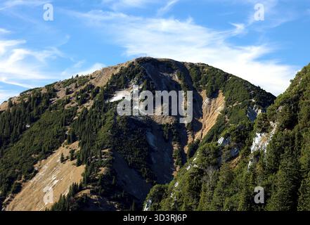 Ein Herbsttag am Herzogstand hoch über dem Walchensee Landkreis Bad Tölz-Wolfratshausen hier der Blick auf den Gipfel des Heimgarten, wandern, Bergsteigen, Ausblick, Panorama, Tourismus, Münchner Wanderberge, Tagesausflug, Wandertipp, Tagesausflug, Münchner Hausberge *** une journée d'automne à la Herzogstand au-dessus du Walchensee dans le quartier de Bad Tölz Wolfratshausen Voici la vue sur le sommet du Heimgarten, randonnée, alpinisme, vue, panorama, tourisme, randonnée dans les montagnes de Munich, excursion d'une journée, astuce de randonnée, excursion d'une journée, Munichs montagnes locales Banque D'Images