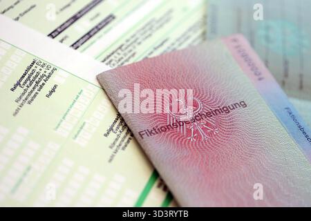 Le spécimen de carte de résident permanent temporaire allemand se trouve sur le formulaire fiscal allemand close up. Fiktionsbescheinigung et einkommensteuerklarung Banque D'Images