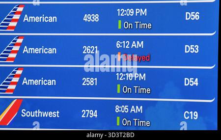 Milwaukee, Wisconsin, États-Unis. 7 novembre 2025. Un vol d'American Airlines à destination de Dallas Fort Worth est répertorié comme « retardé » à l'aéroport international General Mitchell de Milwaukee, Wisconsin, vendredi 7 novembre 2025, le matin où la FAA - ordonnait des réductions de vols. Peu de vols au départ de Milwaukee ont été affectés par les coupures de vols. (Crédit image : © Mark Hertzberg/ZUMA Press Wire) USAGE ÉDITORIAL SEULEMENT ! Non destiné à UN USAGE commercial ! Banque D'Images