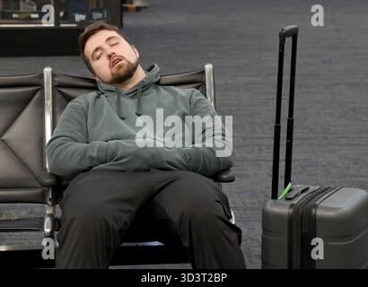 Milwaukee, Wisconsin, États-Unis. 7 novembre 2025. Un passager sirène dans le terminal de l'aéroport international General Mitchell à Milwaukee, Wisconsin vendredi 7 novembre 2025, le matin où la FAA - ordonnée des coupes de vols est entrée en vigueur. Peu de vols au départ de Milwaukee ont été affectés par les coupures de vols. (Crédit image : © Mark Hertzberg/ZUMA Press Wire) USAGE ÉDITORIAL SEULEMENT ! Non destiné à UN USAGE commercial ! Banque D'Images