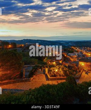 Sunrise vieille 20/410 famos Calabria - vue sur le village, dans le sud de l'Italie. Banque D'Images