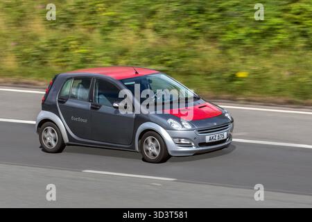2002 Red Grey Smart Petrol 1499 cc, City Coupe car Banque D'Images