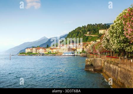 Lakeside de la ville de Bellagio dans le lac de Côme. Village traditionnel italien du lac. Italie, Europe. Banque D'Images