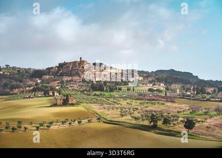 Une vue estivale sur le pittoresque village de Casale Marittimo à Alta Maremma. Province de Pise, région de Toscane, Italie, Europe. Banque D'Images