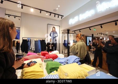 Le premier magasin Gap autonome depuis 4 ans a ouvert ses portes à Covent Garden, ouvert par Richard Dickson, le dirigeant de la marque américaine Basics qui fait revivre la marque. D'autres boutiques londoniennes suivront. Banque D'Images