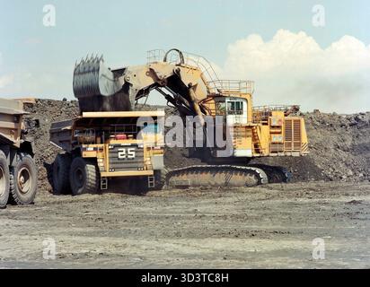 Exploitation minière du charbon en 1997, sur le site de Ffos Llas au sud du pays de Galles, au Royaume-Uni Banque D'Images