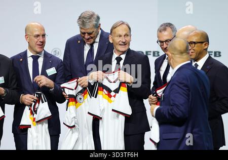 De gauche à droite Gijs de Jong (Secrétaire général de l'Association néerlandaise de football KNVB, pays-Bas), Frank Paauw (Président de l'Association néerlandaise de football KNVB, pays-Bas), vice-président de la DFB Hans-Joachim Watzke, Philippe Diallo (Président de la Fédération française de football FFF, France, à droite) avec le nouveau maillot de l'équipe nationale DFB Francfort, 7 novembre 2025, football, Fédération allemande de football DFB, 45e Congrès fédéral ordinaire DFB Banque D'Images