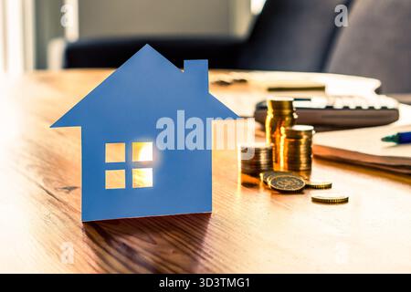Économie de maison. Prix de la propriété. Acheter ou louer une maison. Assurance ou impôt. Prêt pour famille à petit revenu. Taux d'intérêt et concept hypothécaire immobilier. Banque D'Images
