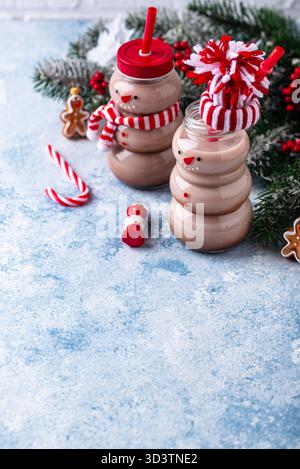Chocolat chaud ou cacao en forme de bonhomme de neige Banque D'Images