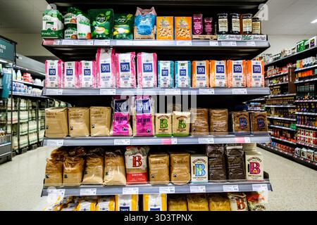 Londres Royaume-Uni, 06 novembre 2025, sélection de sacs de sucre de supermarché Banque D'Images