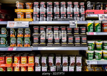Londres Royaume-Uni, 06 novembre 2025, sélection de soupes de supermarché populaires de marque Banque D'Images