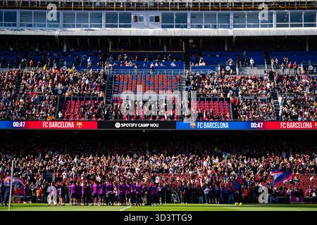 (251107) -- BARCELONE, 7 novembre 2025 (Xinhua) -- les supporters de Barcelone sont vus lors du premier entraînement du FC Barcelone au Camp Nou après sa rénovation. (Photo de Joan Gosa/Xinhua) Banque D'Images