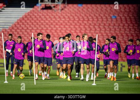(251107) -- BARCELONE, 7 novembre 2025 (Xinhua) -- les joueurs du FC Barcelone sont vus lors du premier entraînement du FC Barcelone au Camp Nou après sa rénovation. (Photo de Joan Gosa/Xinhua) Banque D'Images