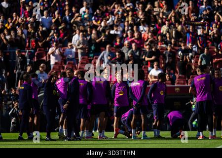 (251107) -- BARCELONE, 7 novembre 2025 (Xinhua) -- les joueurs du FC Barcelone sont vus lors du premier entraînement du FC Barcelone au Camp Nou après sa rénovation. (Photo de Joan Gosa/Xinhua) Banque D'Images