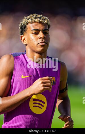 (251107) -- BARCELONE, 7 novembre 2025 (Xinhua) -- Lamine Yamal est vu lors du premier entraînement du FC Barcelone au Camp Nou après sa rénovation. (Photo de Joan Gosa/Xinhua) Banque D'Images