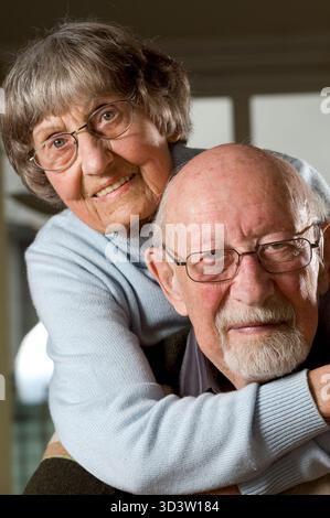 Heureux couple de retraités, retraités Banque D'Images