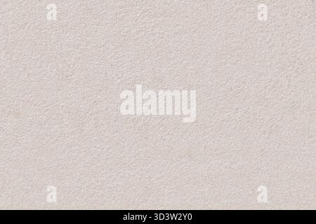 Texture sans couture de la surface de pierre calcaire beige clair. Grain rugueux subtil et uniforme et motif granulaire idéal pour le fond, l'architecture, les revêtements de sol Banque D'Images