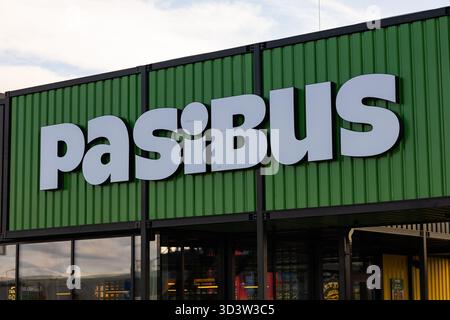 Panneau extérieur moderne du restaurant Pasibus avec de grandes lettres blanches sur une façade murale verte. Marque de restauration rapide urbaine et chaîne de hamburgers Banque D'Images