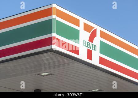 Calgary, Alberta, Canada. 5 juin 2025. Le logo 7-Eleven, avec ses rayures rouges, oranges et vertes éclatantes, marque un dépanneur familier Banque D'Images