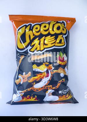 Calgary, Alberta, Canada. 5 juin 2025. Un sac orange de Cheetos, mettant en vedette Chester Cheetah et script coréen, met en valeur un sucré international et sp Banque D'Images
