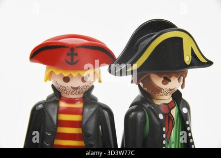 Den Helder, pays-Bas. 14 décembre 2024. Playmobil figures de pirates sur un fond blanc. Banque D'Images