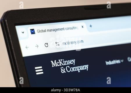 New York, États-Unis - 26 janvier 2025 : le site Web de McKinsey and Company est affiché sur un écran d'ordinateur portable, présentant les services de conseil en gestion mondiale Banque D'Images