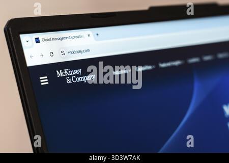 New York, États-Unis - 26 janvier 2025 : le site Web de McKinsey and Company est affiché sur un écran d'ordinateur portable, présentant les services de conseil en gestion mondiale Banque D'Images
