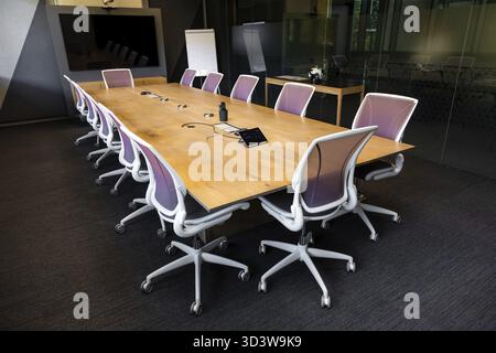 Salle de conférence vide avec table en bois et chaises de luxe sur roues Banque D'Images