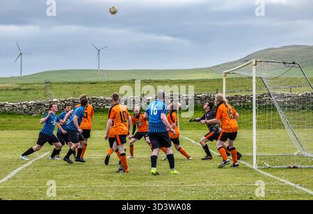 L'équipe de football amateur Papay joue contre Sanday dans la ligue de l'Association de football amateur des Orcades (Orcadian Parish Cup), Pierowall, Westray, Écosse, Royaume-Uni Banque D'Images