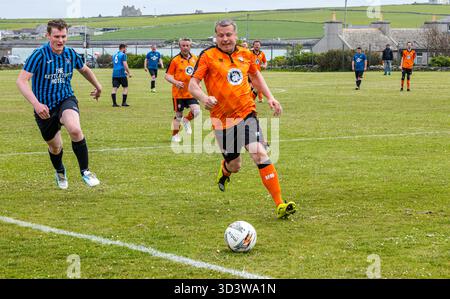 L'équipe de football amateur Papay joue contre Sanday dans la ligue de l'Association de football amateur des Orcades (Orcadian Parish Cup), Pierowall, Westray, Écosse, Royaume-Uni Banque D'Images