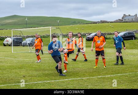 L'équipe de football amateur Papay joue contre Sanday dans la ligue de l'Association de football amateur des Orcades (Orcadian Parish Cup), Pierowall, Westray, Écosse, Royaume-Uni Banque D'Images