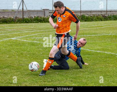 L'équipe de football amateur Papay joue contre Sanday dans la ligue de l'Association de football amateur des Orcades (Orcadian Parish Cup), Pierowall, Westray, Écosse, Royaume-Uni Banque D'Images