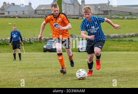 L'équipe de football amateur Papay joue contre Sanday dans la ligue de l'Association de football amateur des Orcades (Orcadian Parish Cup), Pierowall, Westray, Écosse, Royaume-Uni Banque D'Images